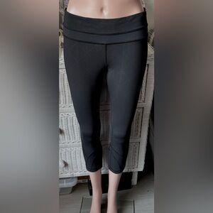 Lululemon Leggings Textured Cropped Low Rise in Black Size 6